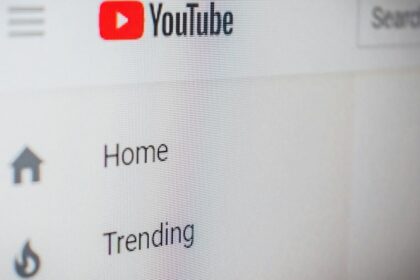 YouTube Tests AI-generated comment