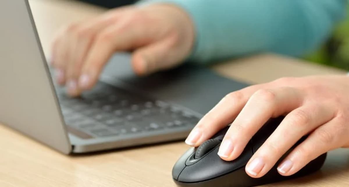 Image of a left-handed user using the mouse